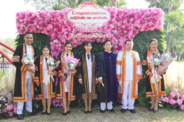 3. ดุษฎีบัณฑิตและมหาบัณฑิตเข้าร่วมพิธีซ้อมรับและรับพระราชทานปริญญาบัตร ประจำปีการศึกษา 2560-2563